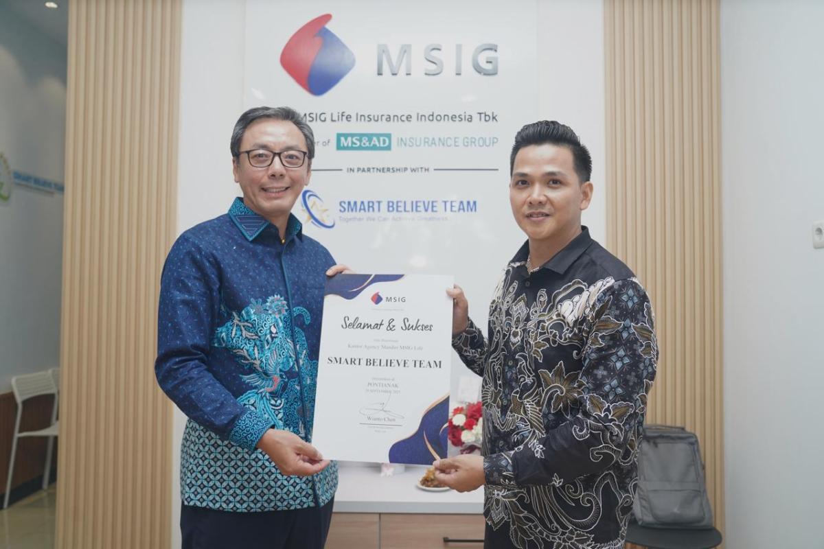 CEO MSIG Life, Wianto Chen, menyerahkan plakat kepada Agus Yanto, Founder AKM Smart Believe Team Pontianak dalam peresmian Agency Kantor Mandiri pertama MSIG Life di Pontianak.