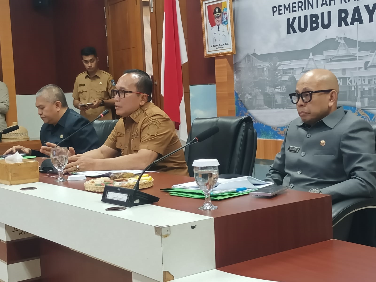 RAPAT ANGGARAN: Bupati Kubu Raya Sujiwo memimpin rapat pembahasan Anggaran Pendapatan dan Belanja Daerah (APBD) Tahun Anggaran 2025 di Kantor Bupati Kubu Raya.