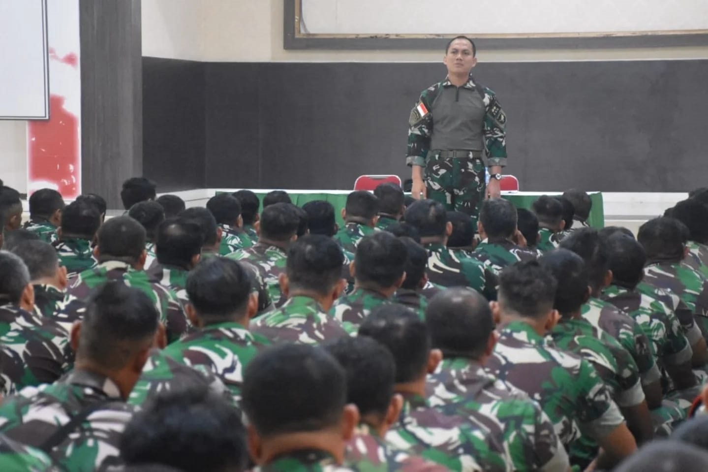PENGARAHAN: Dandim Sintang tekankan setiap prajurit TNI harus menjaga tanggung jawab dan nama baik satuan dalam setiap kegiatan.