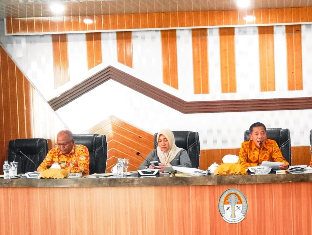 MEDIASI : Wabup Ketapang, Jamhuri Amir, menfasilitasi mediasi antara Kelompok Tani Pejurung Tapah Turus dan PT. PTS di Kantor Bupati Ketapang, Kamis (25/9) lalu.