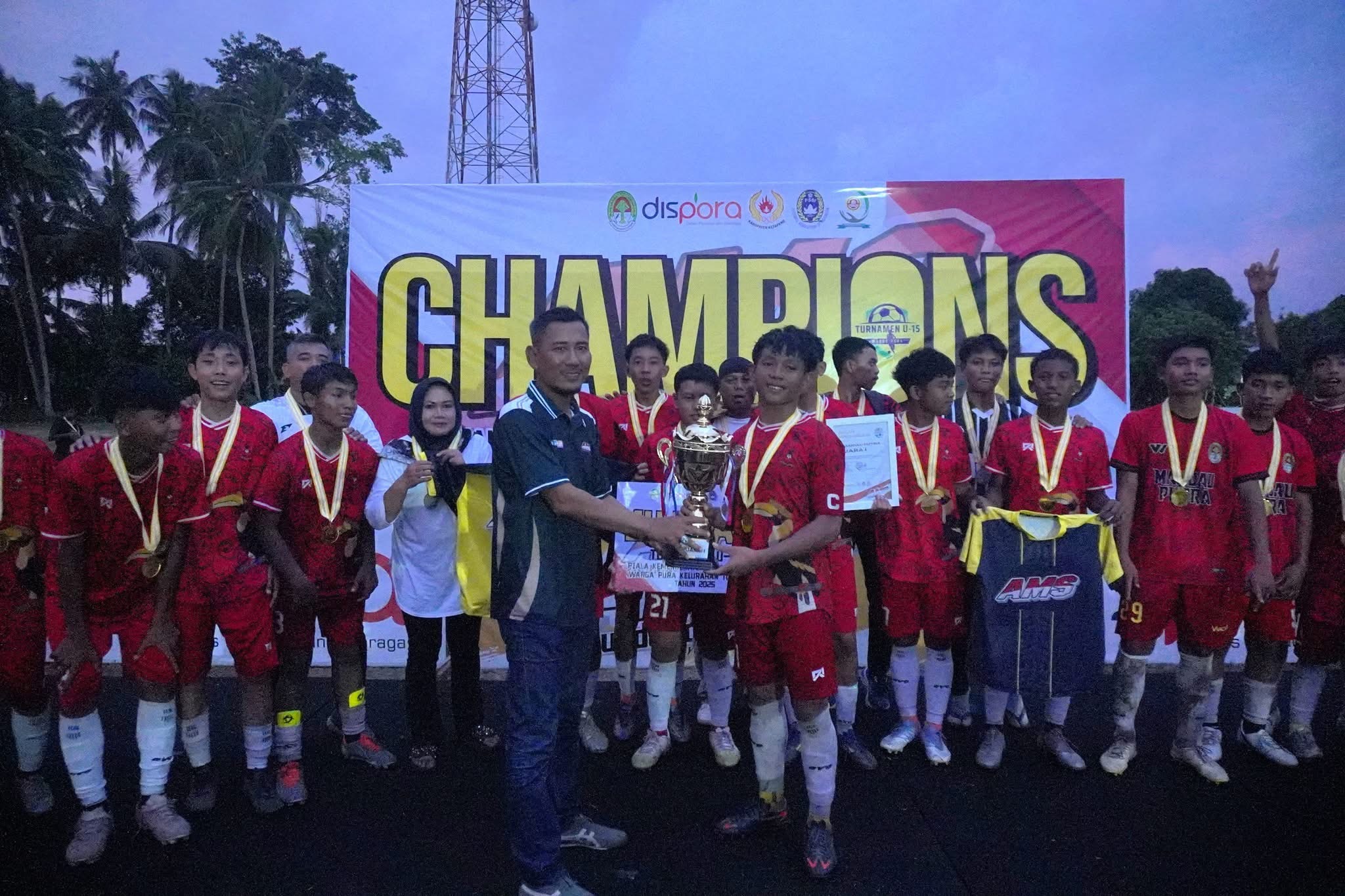 JUARA : Ketua DPRD Ketapang, Achmad Sholeh, menyerahkan piala kepada tim Mandau Putra yang berhasil menjuarai Piala Kemerdekaan U-15, Minggu (28/9) sore.