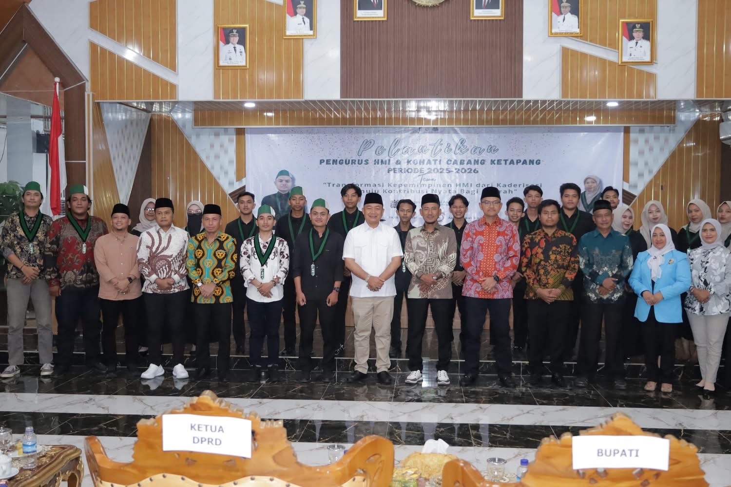 PELANTIKAN : Bupati Ketapang, Alexander Wilyo, menghadiri pelantikan Pengurus HMI dan Kohati Ketapang, Minggu (28/9) malam.
