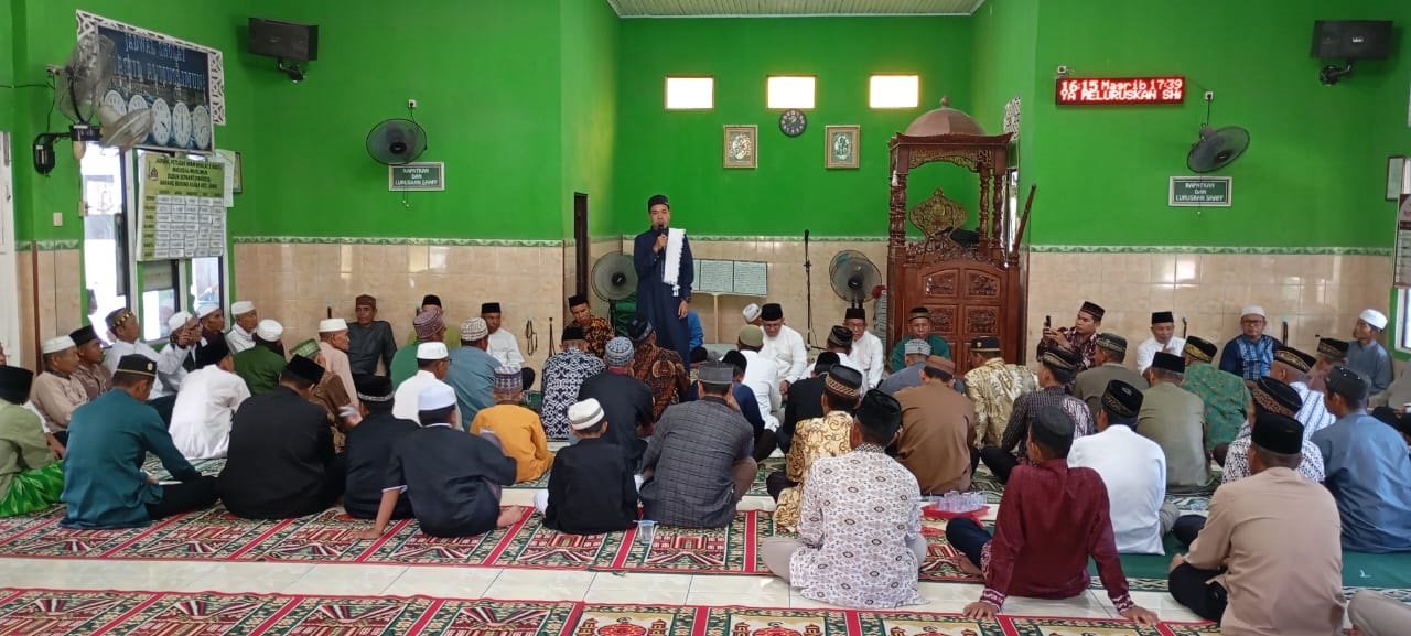 MAULID: Wabup Sambas saat menghadiri peringatan Maulid Nabi Muhammad SAW di Desa Sarang Burung Kuala, Kecamatan Jawai.