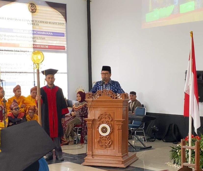 WISUDA: Bupati Sambas saat menghadiri kegiatan wisuda di kampus Unissas.