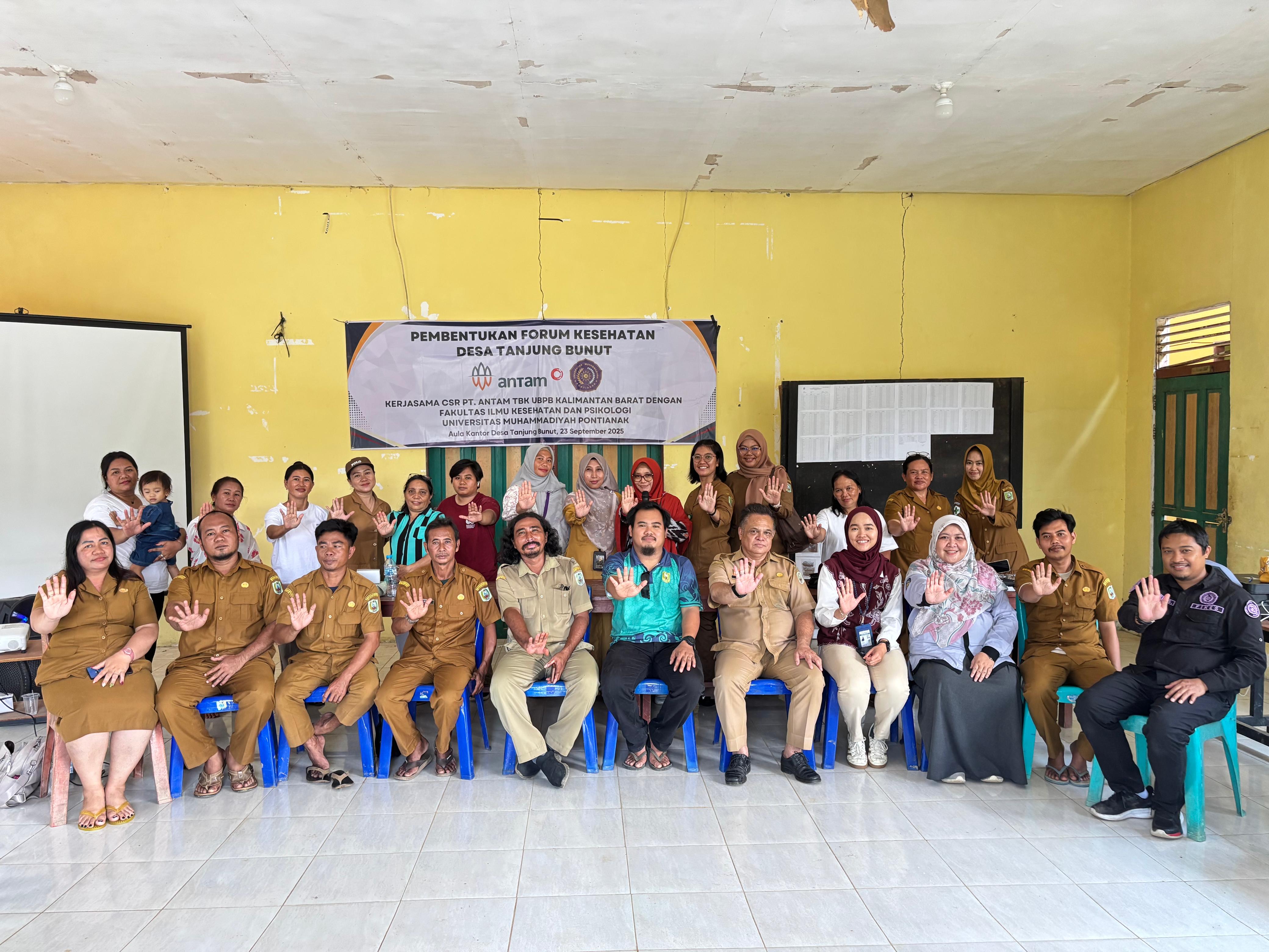 Stakeholder berfoto bersama setelah resmi terbentuknya Forum Kesehatan Desa di Desa Tanjung Bunut, Kecamatan Tayan Hilir, Kabupaten Sanggau.