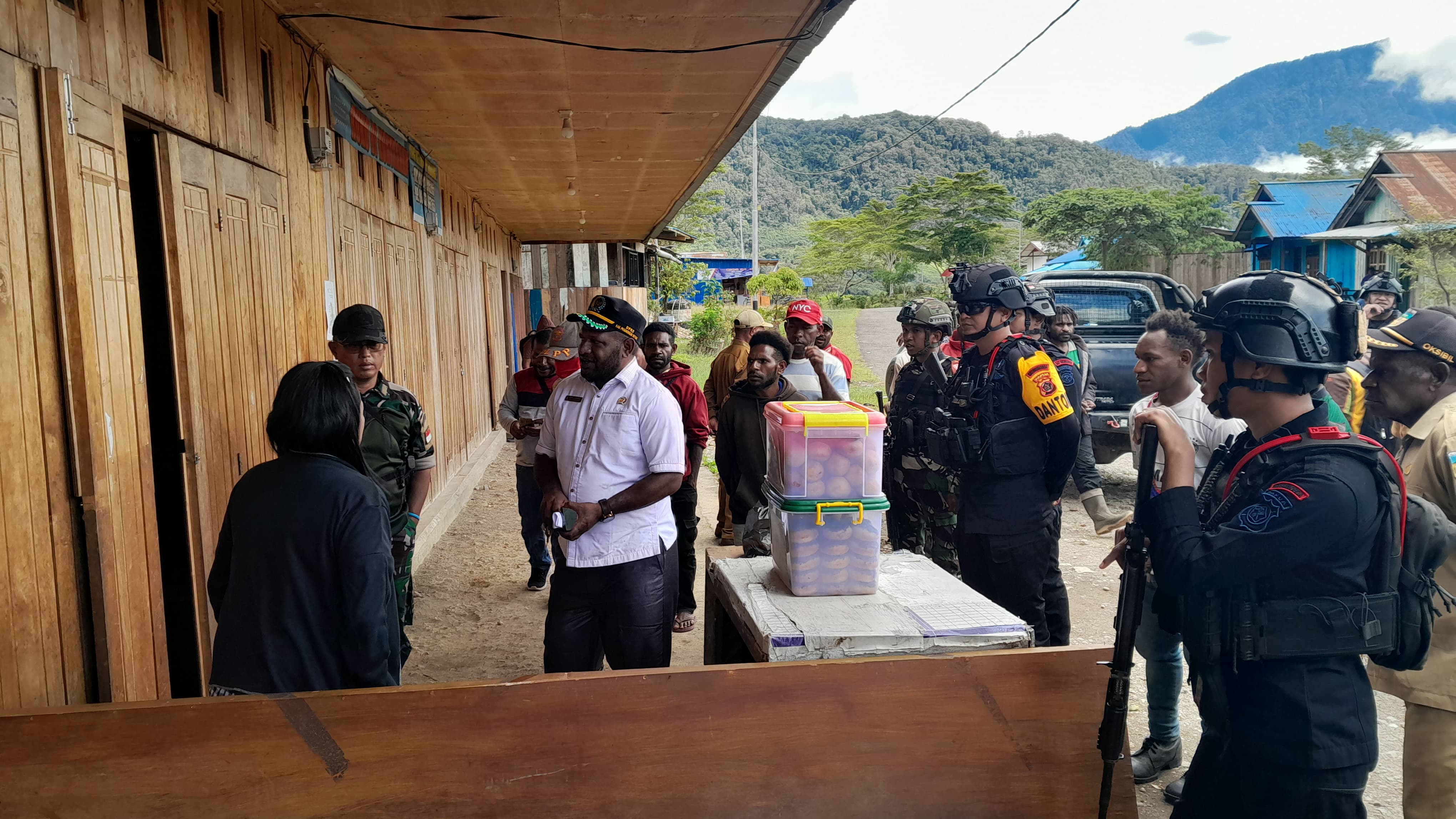 Patroli gabungan Satgas Korpasgat, TNI-Polri, dan aparat daerah memberikan edukasi masyarakat di Oksibil, Papua Pegunungan.