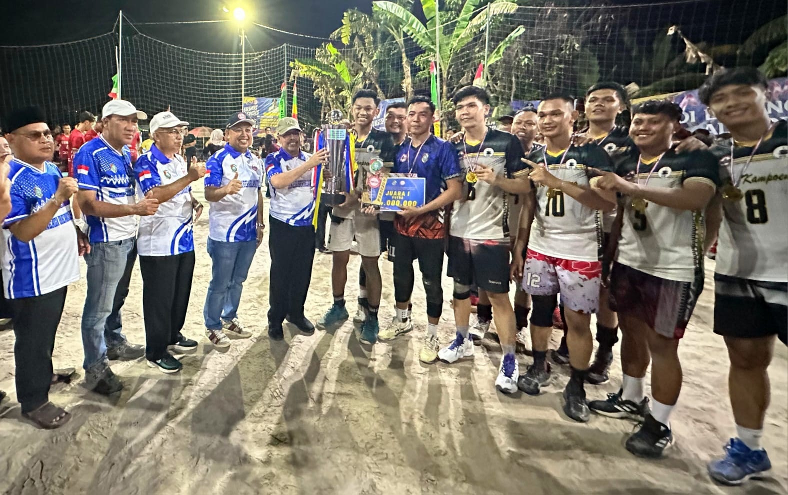 PIALA: Sekda didampingi Ketua PBVSI Mempawah memberikan piala kepada pemenang Pordezone II.