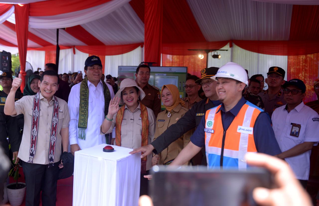 EKSPOR: Ketua Komisi IV DPR RI Siti Hediati Soeharto didampingi Kepala Badan Karantina Indonesia, Sahat Manaor Panggabean dan Anggota DPR RI Daniel Johan, melambaikan tangan usai melakukan pelepasan e