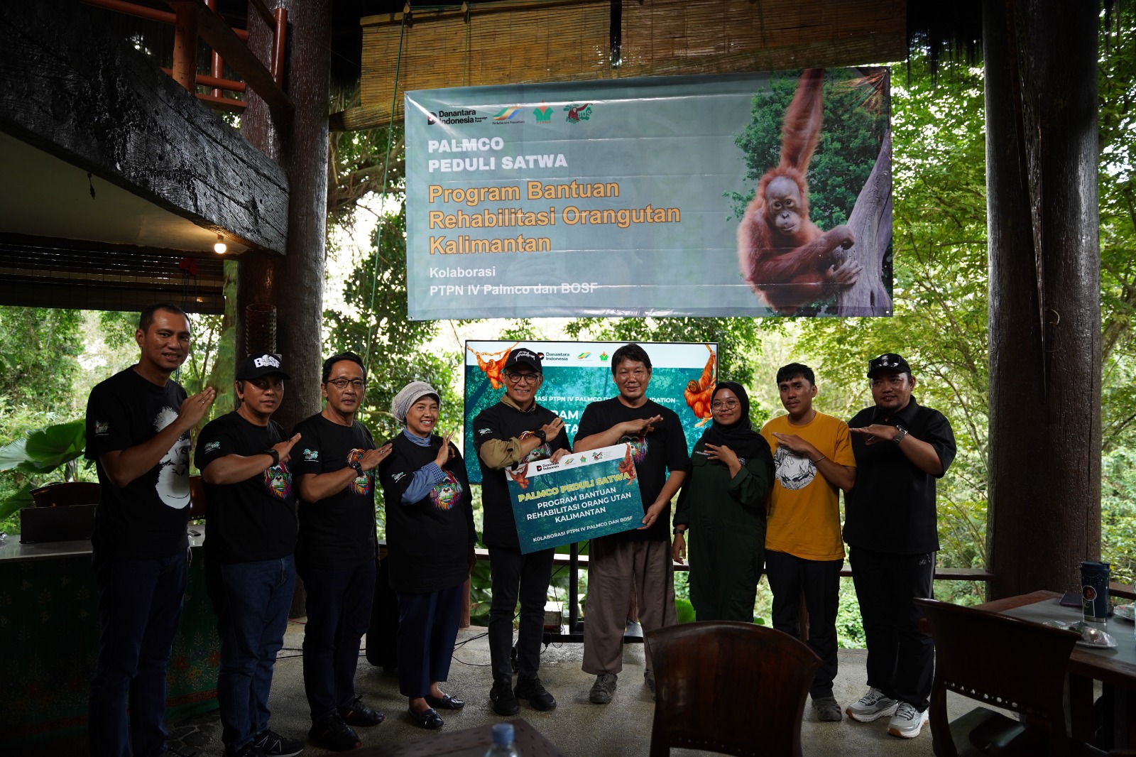 Penyerahan bantuan program TJSL PTPN IV PalmCo kepada Borneo Orangutan Survival Foundation (BOSF) dalam upaya pelestarian orangutan.