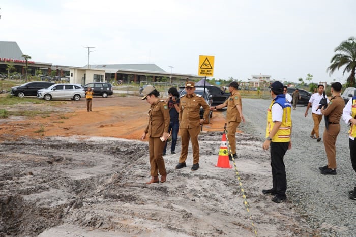 TINJAU PEMBANGUNAN: Wali Kota Singkawang Tjhai Chui Mie meninjau progres pembangunan jalan menuju Bandara Singkawang tahap kedua.