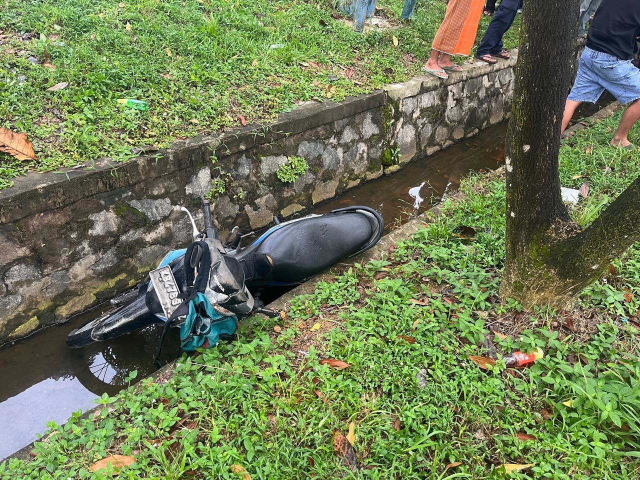 LAKA TUNGGAL: Kondisi sepeda motor akibar kecelakaan tunggal yang menewaskan pengendaranya di Jalan Arteri Supadio, Sungai Raya, Selasa (30/9) pagi.