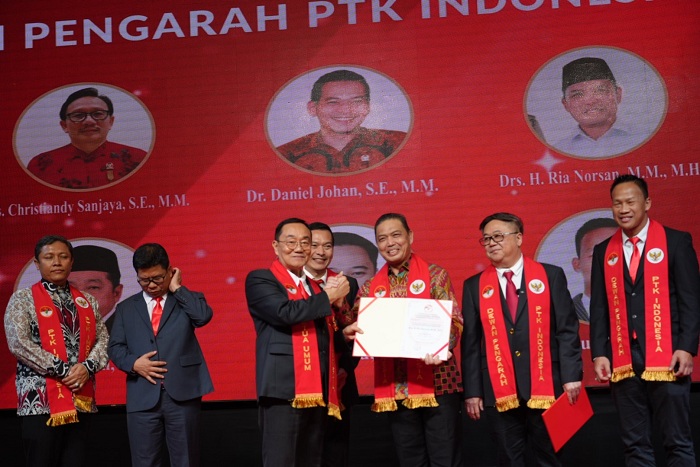 DILANTIK: Gubernur Kalbar Ria Norsan dilantik menjadi Dewan Pengarah Perkumpulan Tionghoa Kalimantan Barat&ndash;Indonesia (PTK Indonesia) periode 2025&ndash;2029 di Seasons City, Jakarta Pusat, Minggu (28/9)