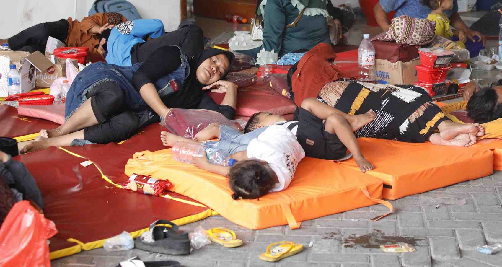 KELUARGA KORBAN: Keluarga santri pesantren Al Khoziny menunggu kabar evakuasi. Mereka berkumpul di area sekitar pondok.