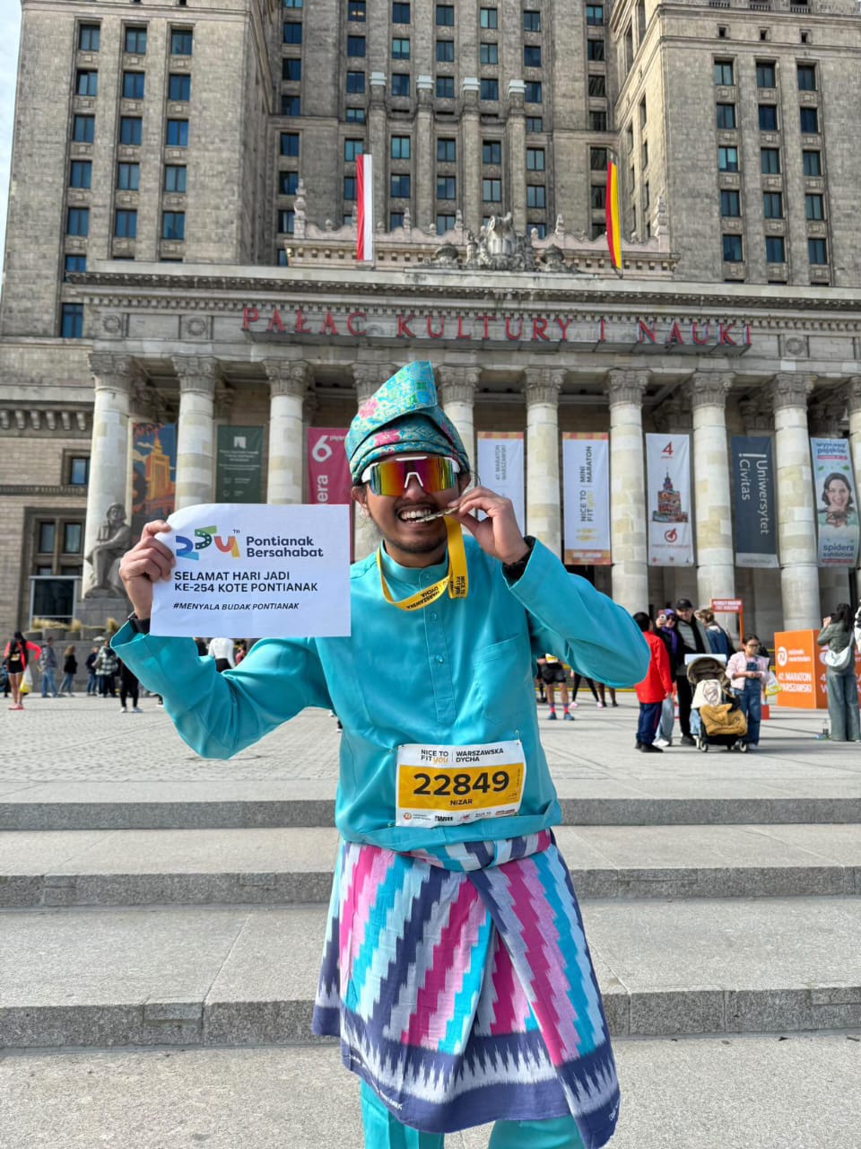 MARATON: Nizar Hartady, pemuda asal Pontianak mengenakan baju Teluk Belanga saat tampil di event lari maraton sejauh 10 KM di Warsawa, Polandia pada Minggu, 28 September 2025.