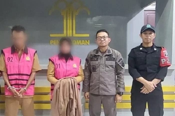 Kades dan Bendahara Desa Lubuk Pengail saat diserahkan ke Rutan Putussibau.