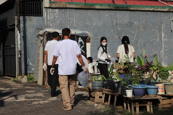 Karyawan Transera & Aston Pontianak kompak bersihkan lingkungan sekitar hotel dalam aksi Clean Up Day.