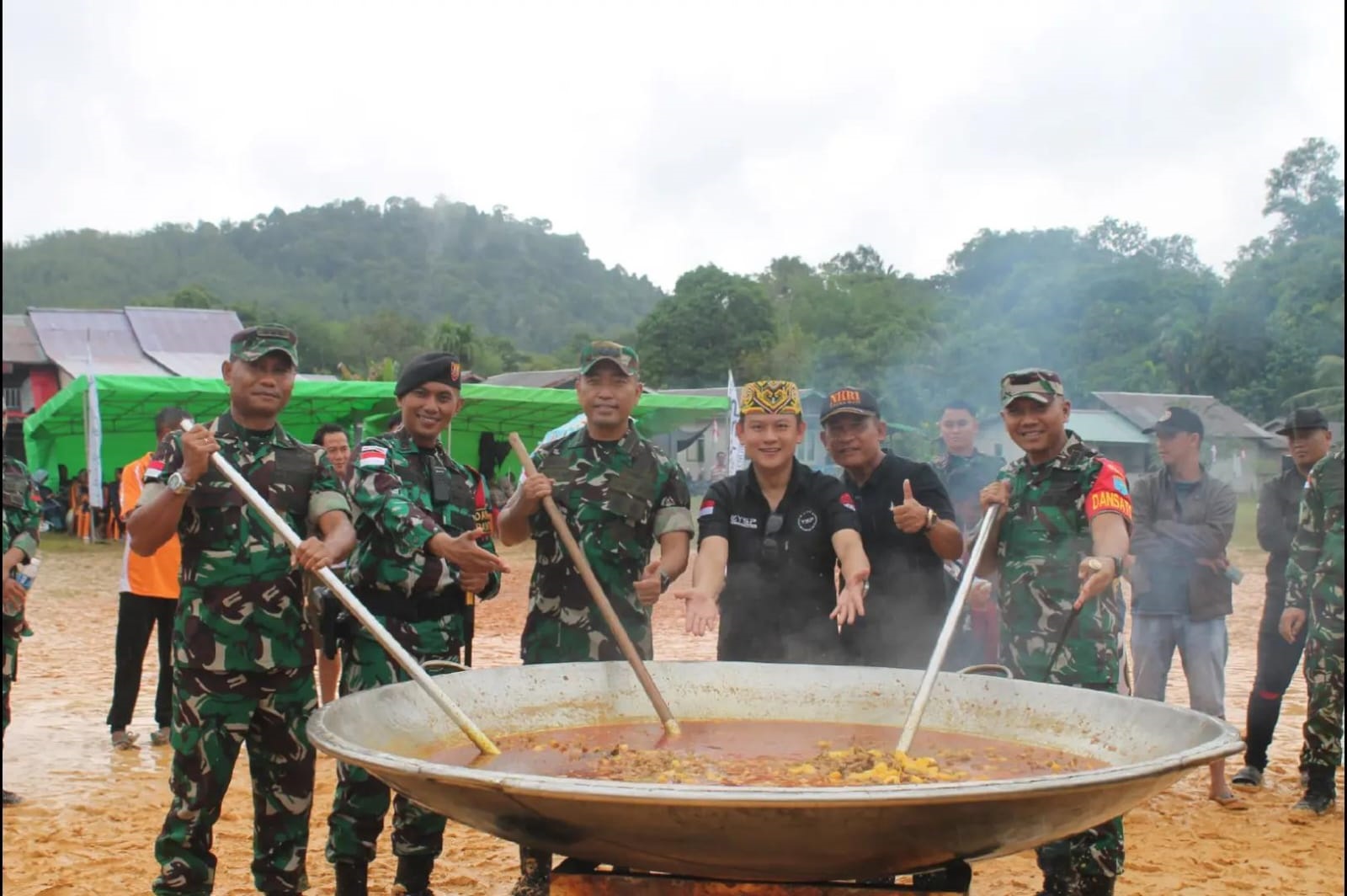MASAK : Influencer Bobon Santoso bersama TNI saat masak besar dalam peringatan HUT TNI ke 80 di Perbatasan Indonesia - Malaysia.