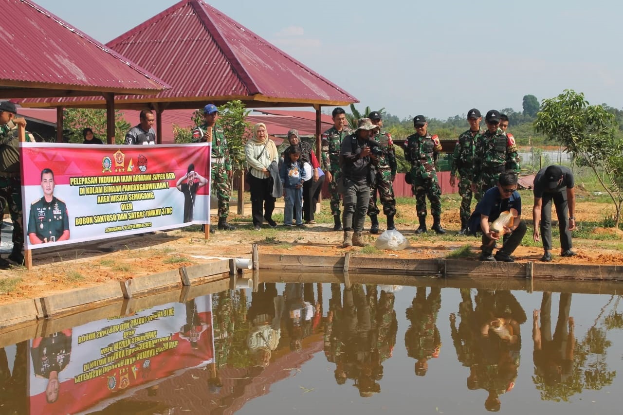 ARWANA : Bobon Santoso seorang influencer saat melepas ikan Arwana di Kapuas Hulu.