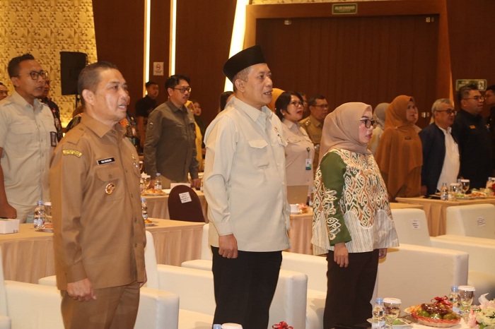 RAKOR REGIONAL: Menteri Koperasi dan UKM Ferry Juliantono bersama Gubernur Kalbar Ria Norsan dalam Rakor Regional Kopdeskel Merah Putih di Qubu Resort, Kubu Raya pada , Selasa (30/9).