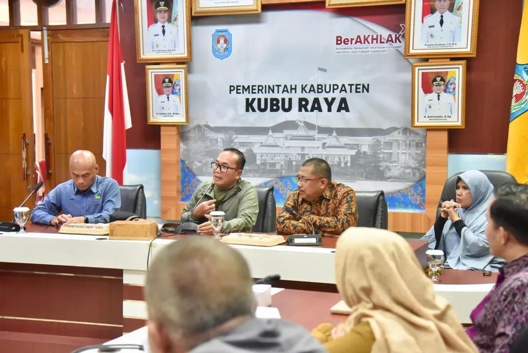 JAJAKI KERJA SAMA: Bupati Kubu Raya Sujiwo menerima rombongan pengusaha tani Sarawak di Kantor Bupati Kubu Raya, Sabtu (27/9).untuk penjajakan kerja sama UMKM lintas negara.