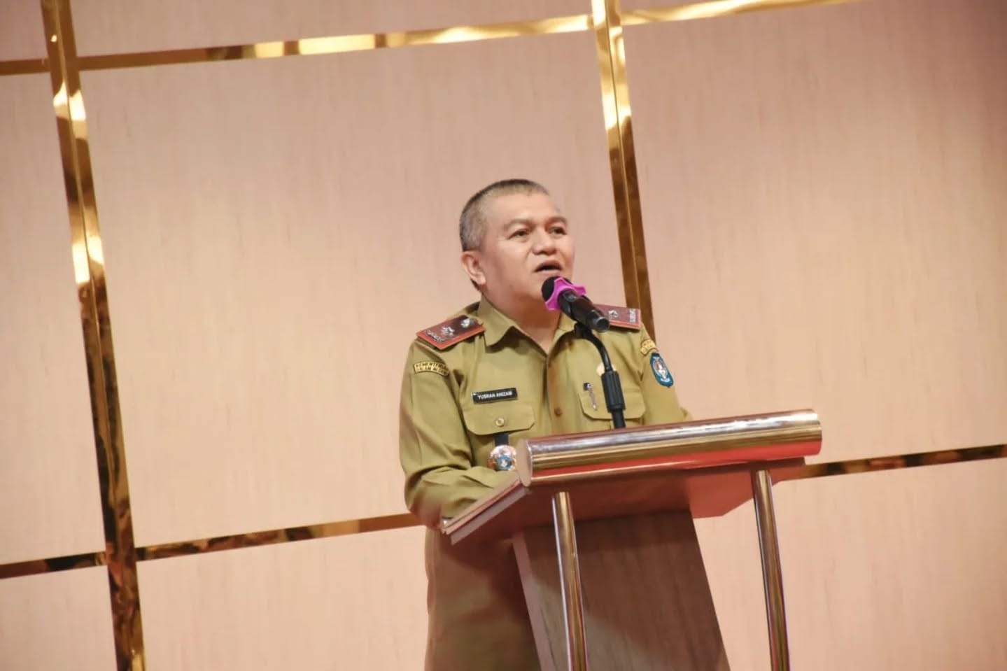 BUKA RAKOR: Sekda Kubu Raya Yusran Anizam membuka Rakor Kepala Desa dan Ketua BPD se-Kubu Raya di Hotel Alimoer, Sungai Raya, Selasa (30/9).