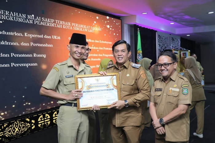 PENGHARGAAN: Wakil Wali Kota Singkawang Muhammadin menyerahkan penghargaan SAKIP Terbaik I.