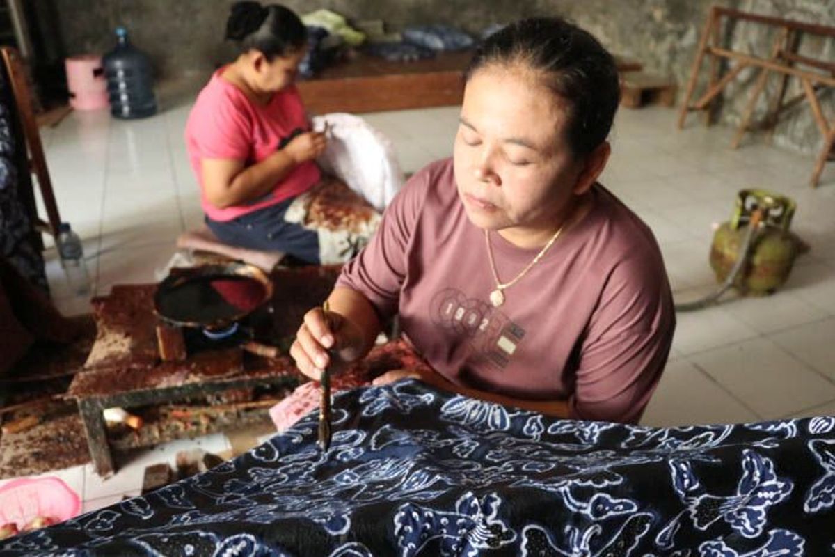 Ilustrasi pengrajin batik.