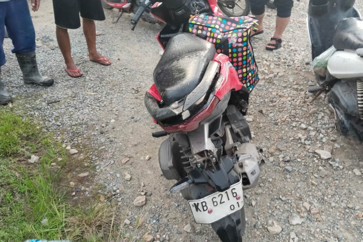 Sepeda motor yang dikendarai Oca Fahira rusak setelah terlibat tabrakan dengan sebuah truk di Sungai Batang Mempawah, Selasa (30/9).