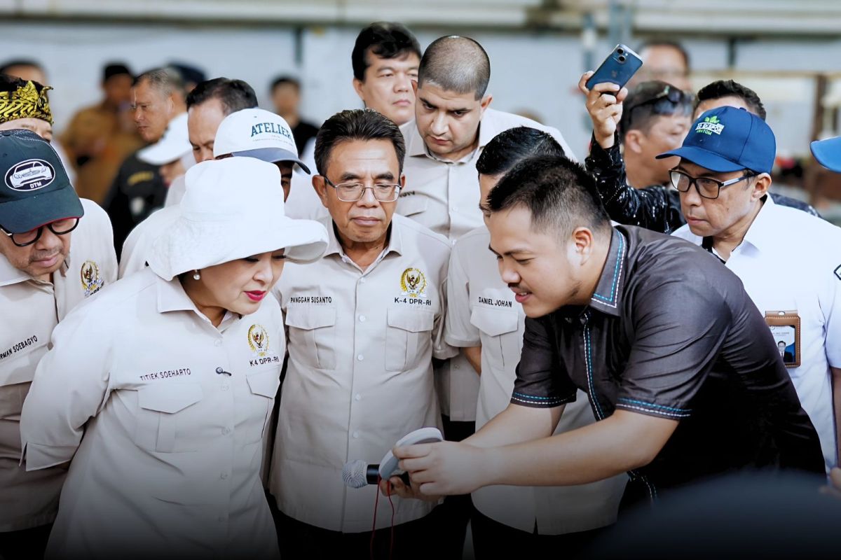 Ketua Umum APPSI, Eri Hikmatul Basyir berbincang dengan Ketua Komisi IV DPR RI, Siti Hediati Soeharto saat ekspor perdana Arwana Super Red di Pontianak, Senin (30/9).