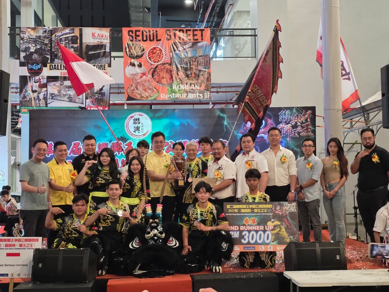 Barongsai Sentosa Kubu Raya raih Juara 3 di Malaysia. Bendera Merah Putih berkibar di podium internasional.