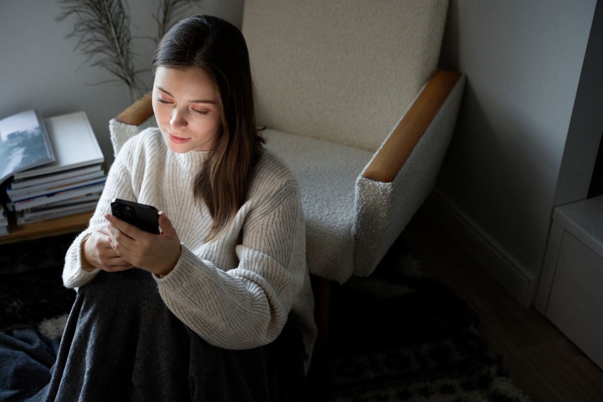 Ilustrasi perempuan merasa bingung karena sering dighosting dalam komunikasi online.