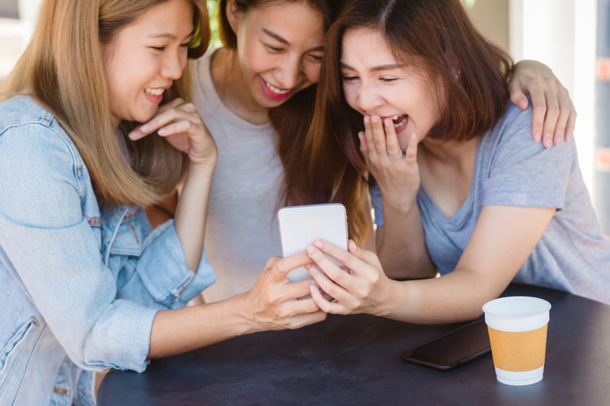 Kebiasaan membagikan terlalu banyak informasi (oversharing) di media sosial atau percakapan sehari-hari bisa berdampak pada privasi dan pencapaian tujuan hidup.