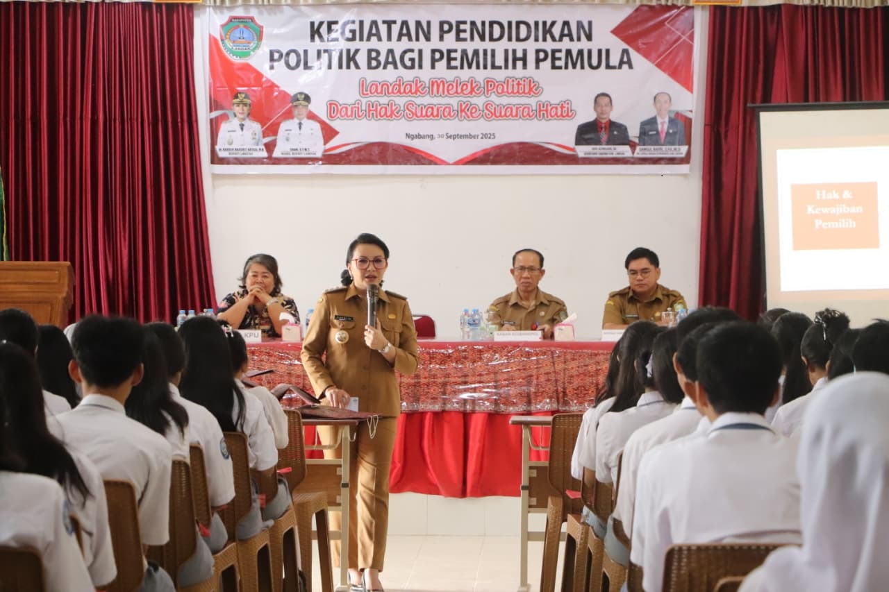 PEMULA : Bupati Landak Karolin Margret Natasa saat memberikan pendidikan politik bagi pemilih pemula kepada siwa SMK N 1 Ngabang.