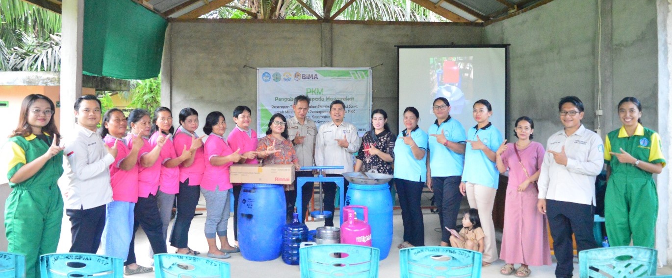 FOTO BERSAMA: Tim PKM BIMA 2025 Politeknik Negeri Pontianak PSDKU di Kab. Sanggau memberikan Pelatihan Penerapan Teknologi Pembuatan Dodol Sawit di Desa Sebarra Kecamatan Parindu Kabupaten Sanggau.