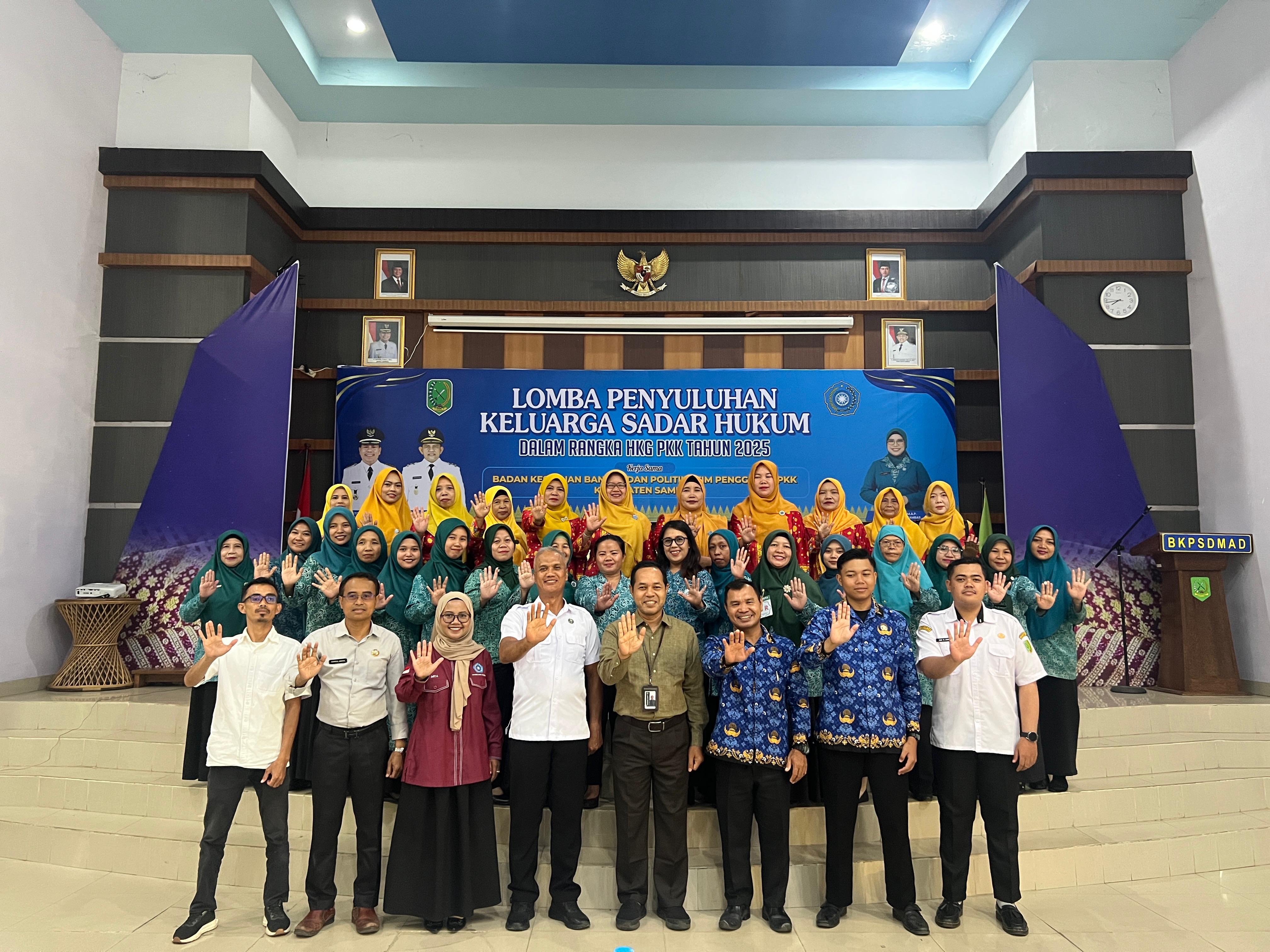 Kesbangpol dan PKK Kabupaten Sambas sukses laksanakan lomba penyuluhan keluarga sadar hukum.