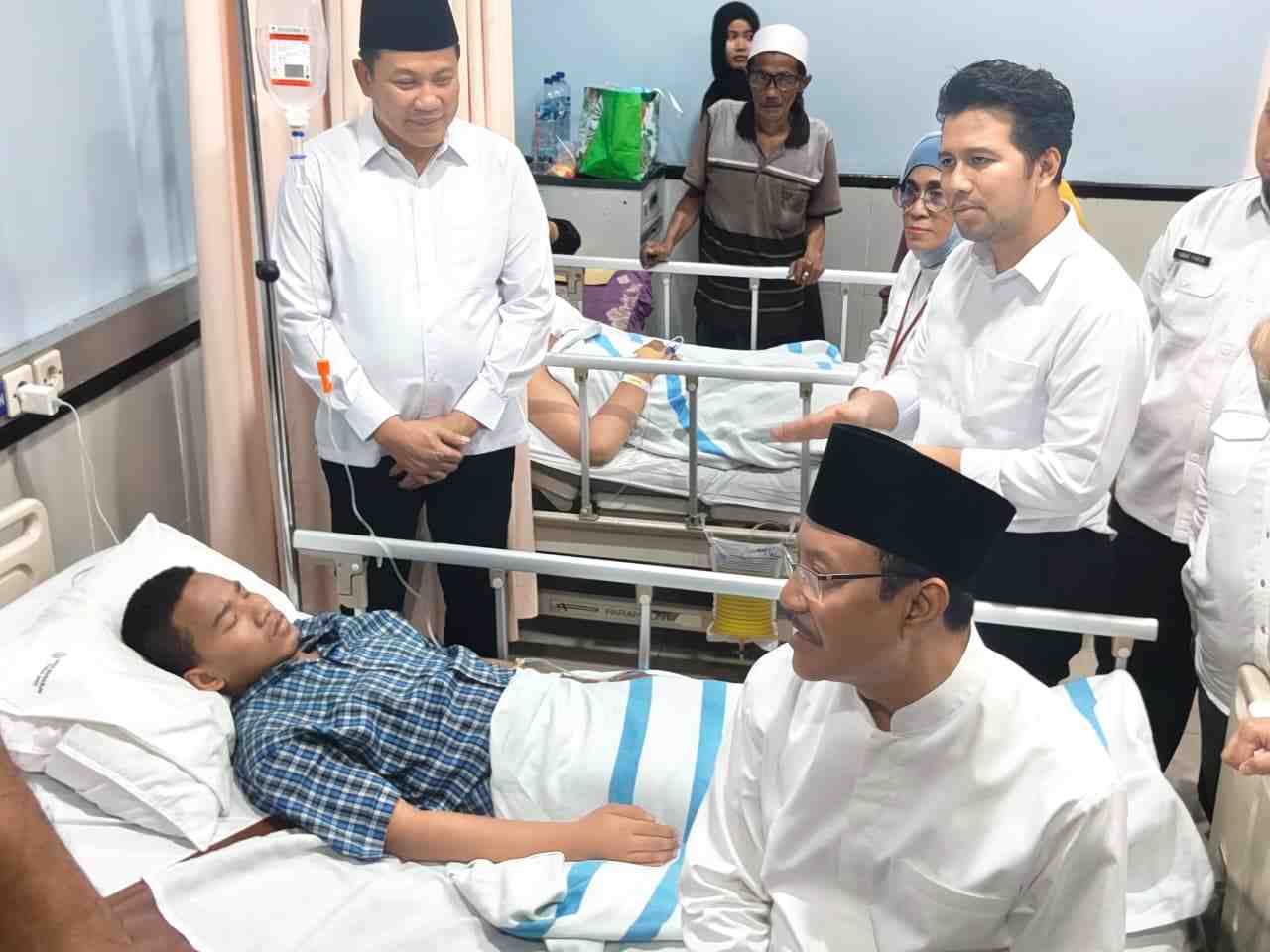 DIRAWAT: Sejumlah santri Pondok Pesantren Al-Khoziny dirawat di rumah sakit setelah berhasil dievakuasi dari reruntuhan musala yang roboh di Buduran, Sidoarjo, Rabu (1/10).
