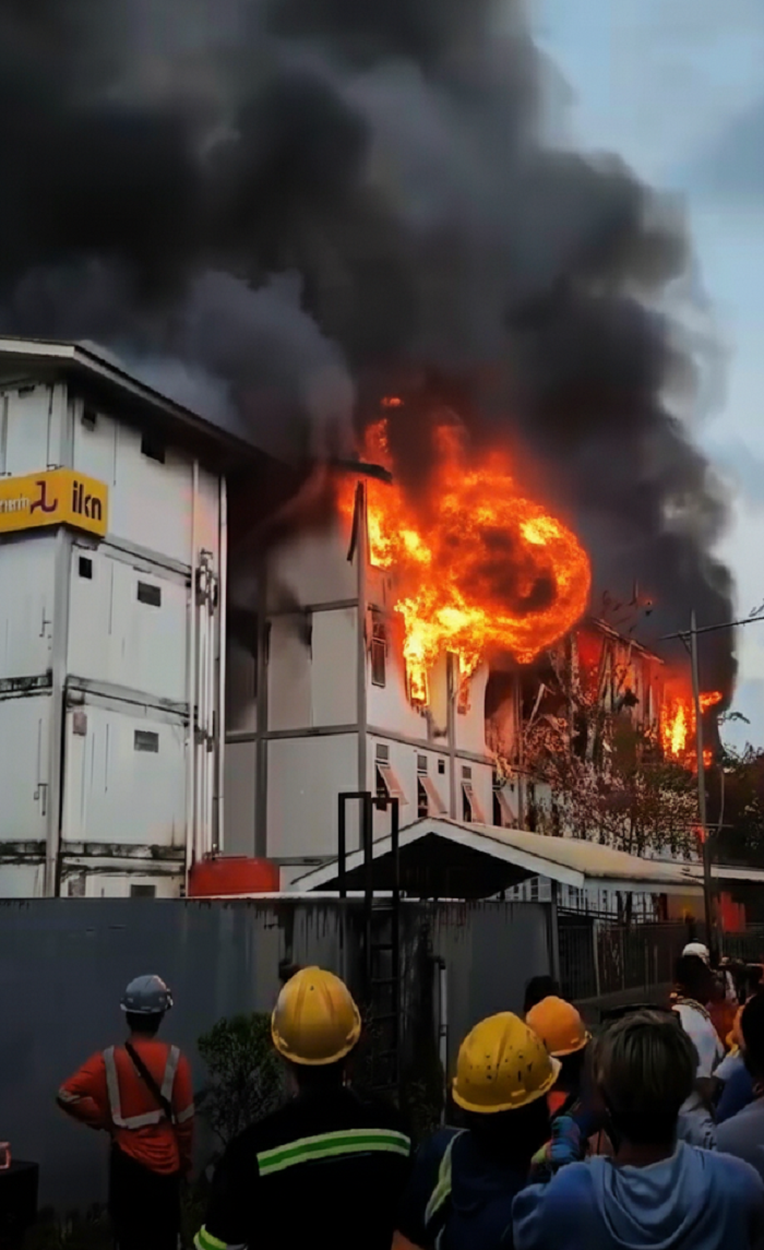 KEBAKARAN DI IKN: Tower hunian para pekerja konstruksi di kawasan Ibu Kota Nusantara (IKN), Rabu (1/10) sore terbakar.
