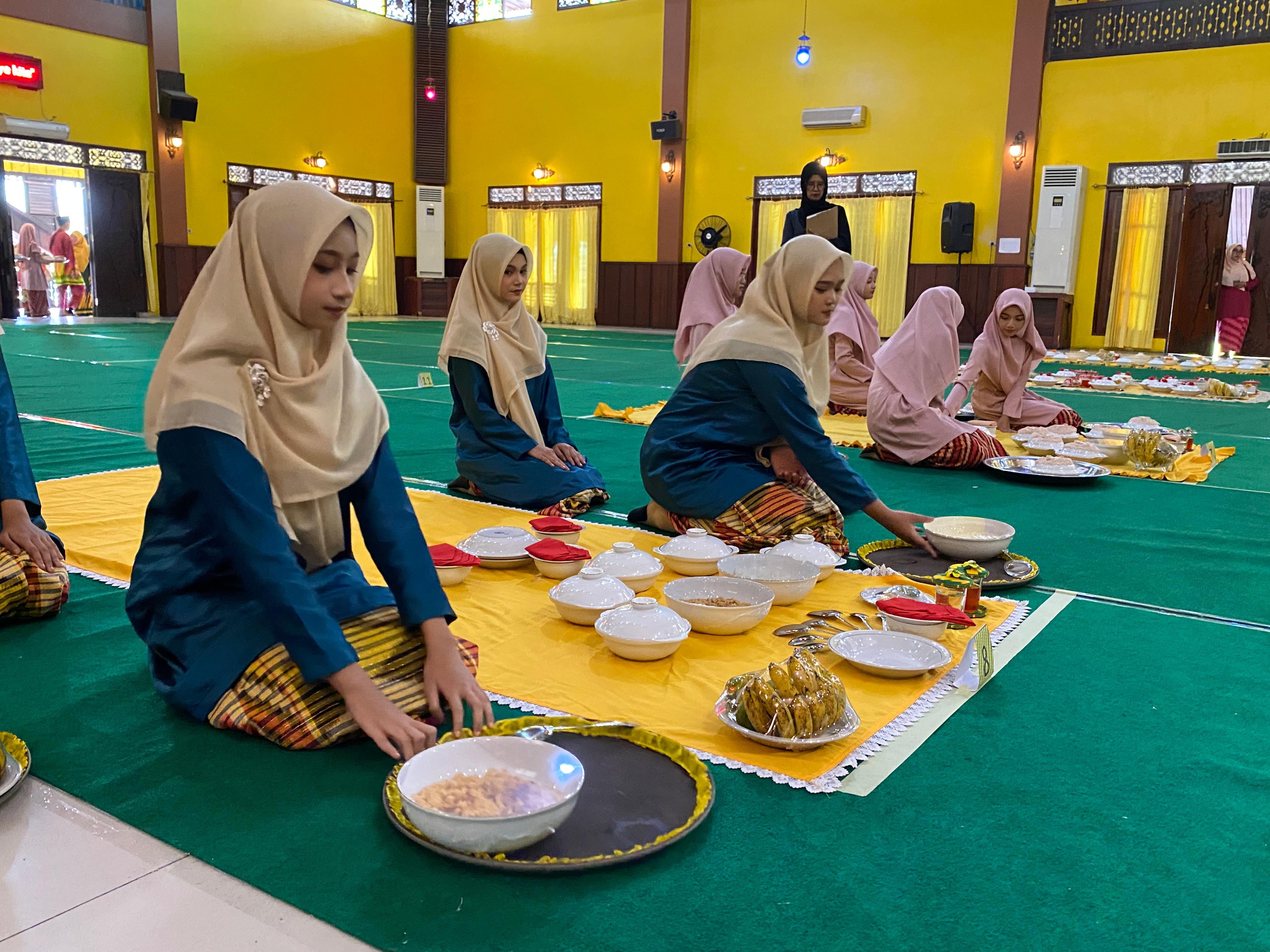 SAPRAHAN: Pelajar SMP di Pontianak saat mengikuti Festival Saprahan Pelajar.