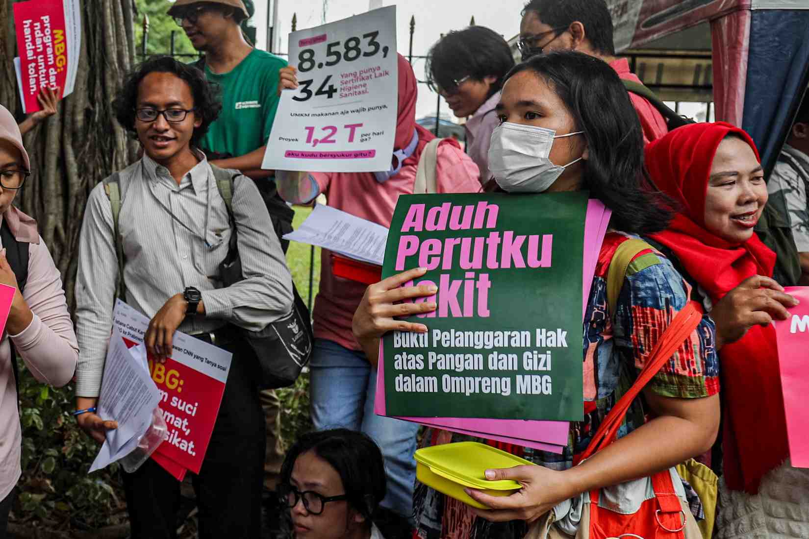 DEMO MBG: Koalisi Perlindungan Kesehatan Masyarakat bersama sejumlah organisasi di Monas, Jakarta Pusat, Rabu (1/9), menuntut evaluasi program Makan Bergizi Gratis (MBG).