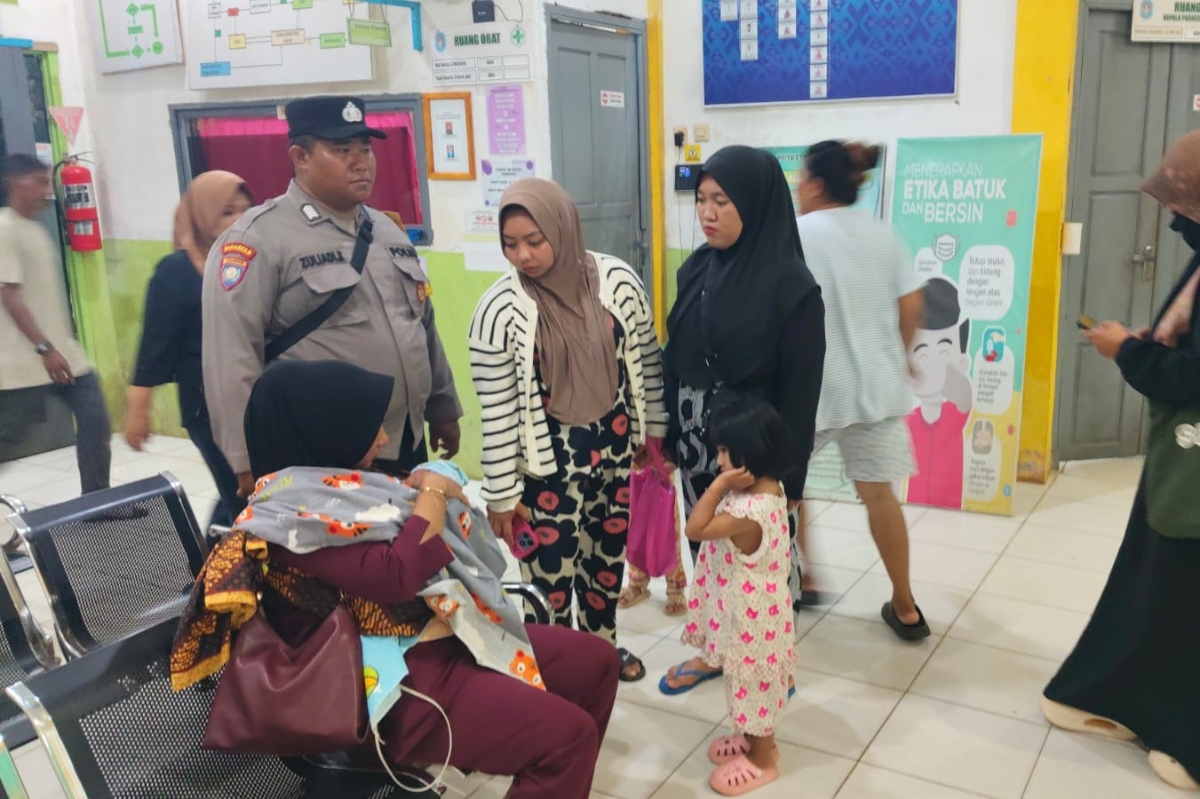 Warga mengevakuasi laki-laki yang ditemukan di bawah pohon kelapa di Desa Padang Tikar Kecamatan Batu Ampar Kubu Raya pada Rabu (1/10).