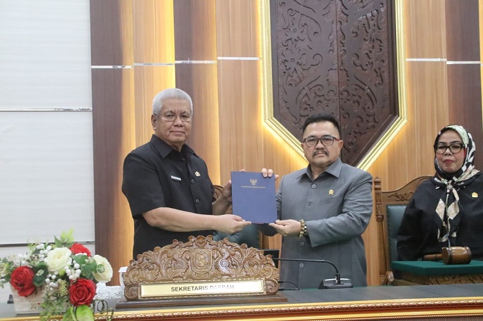 SERAHKAN: Sekda Kalbar Harisson menyerahkan jawaban pemerintah atas pandangan fraksi DPRD terkait Raperda APBD 2026 kepada Ketua DPRD Kalbar Aloysius di Aula Balairung Sari DPRD Kalbar, Rabu (1/10).