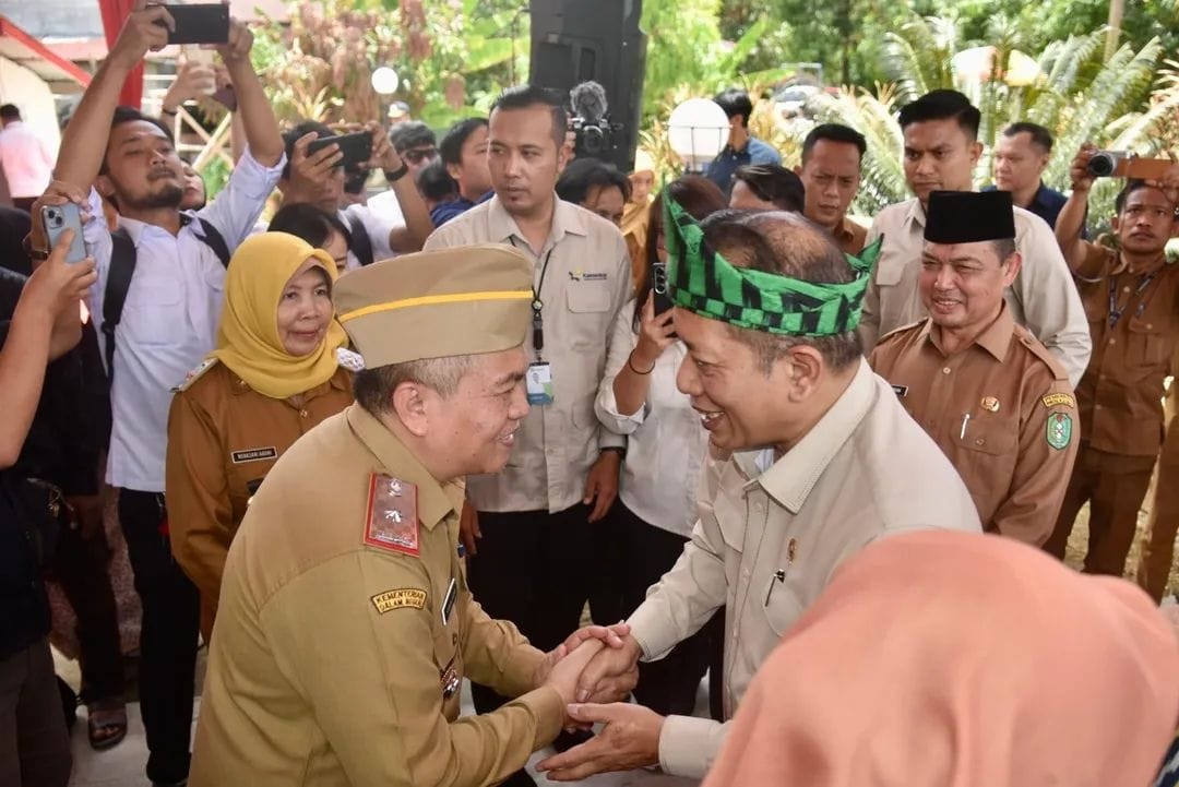 KUNJUNGAN: Menteri Koperasi dan UKM Ferry Juliantono disambut Sekda Kubu Raya saat menyerahkan bantuan pembiayaan kepada Koperasi Desa Merah Putih Jeruju Besar, Kecamatan Sungai Kakap, Selasa (30/9).