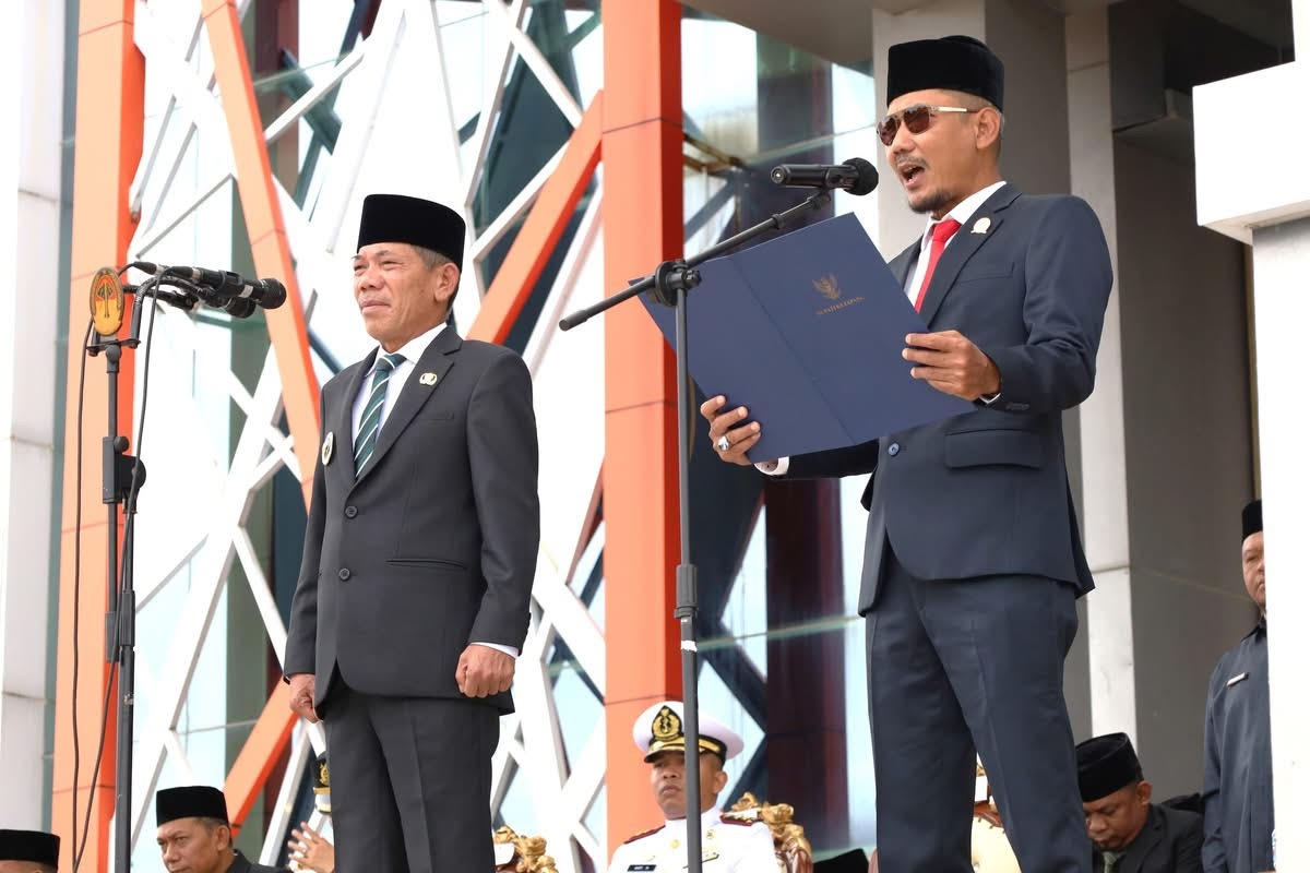 IKRAR : Ketua DPRD Ketapang, Achmad Sholeh, membacakan naskah Ikrar pada upacara peringatan Hari Kesaktian Pancasila 2025 di halaman Kantor Bupati Ketapang, Rabu (1/10) pagi.