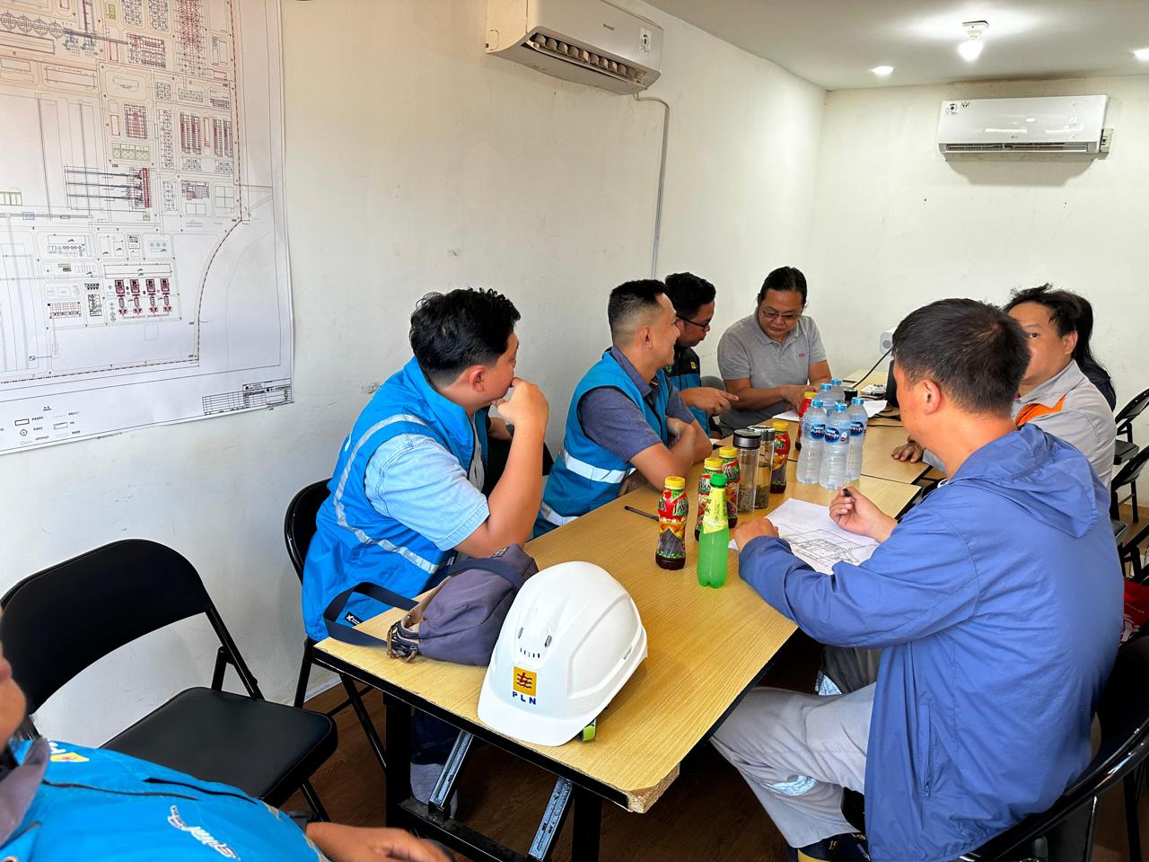 Momen diskusi antara PLN UP3 Sanggau dan PT KAN terkait kelistrikan yang akan dihadirkan oleh PLN.