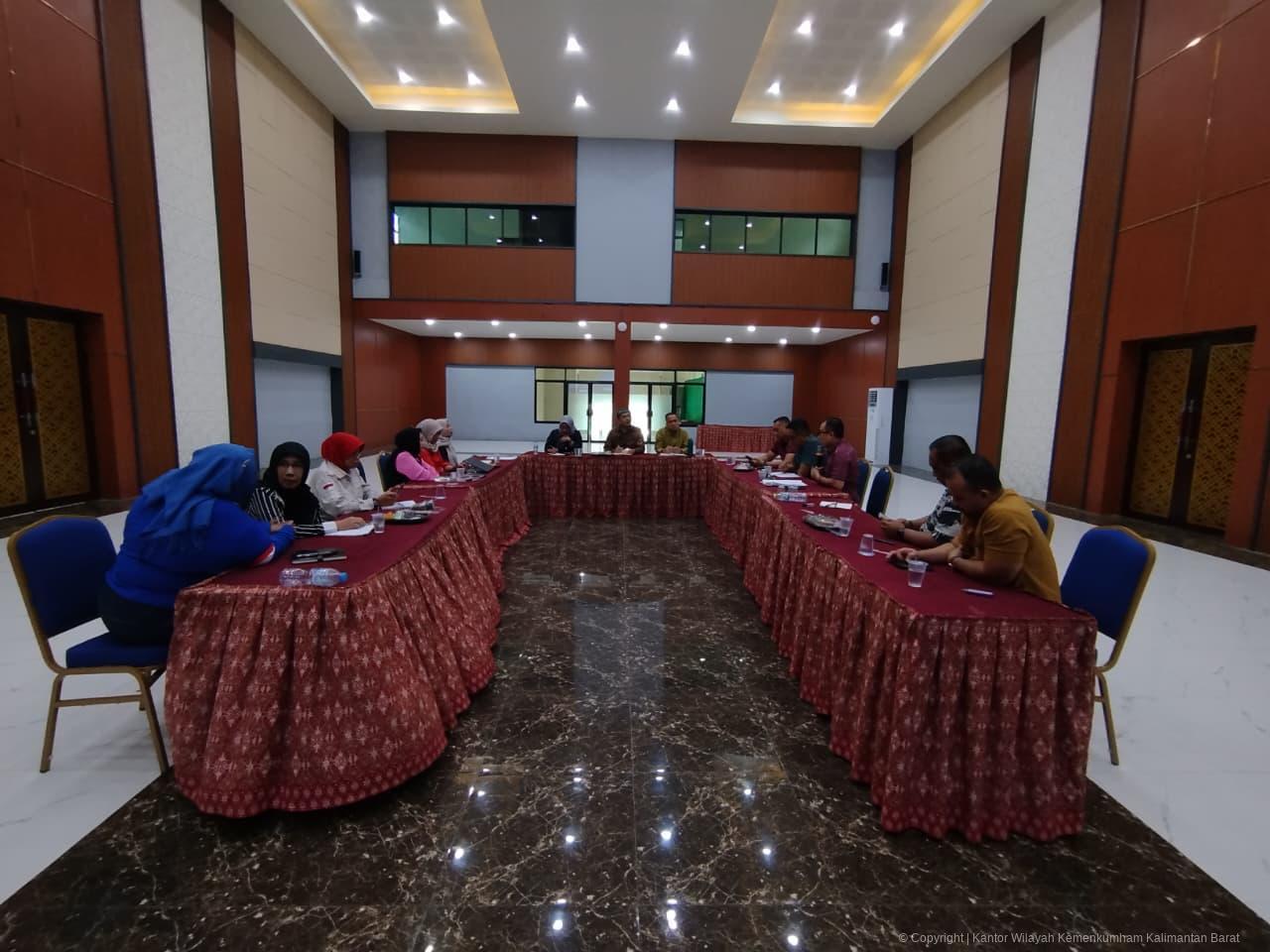 Suasana Rapat Internalisasi dan Evaluasi Kinerja Pegawai di Kanwil Kemenkumham Kalbar, Jumat (3/10).