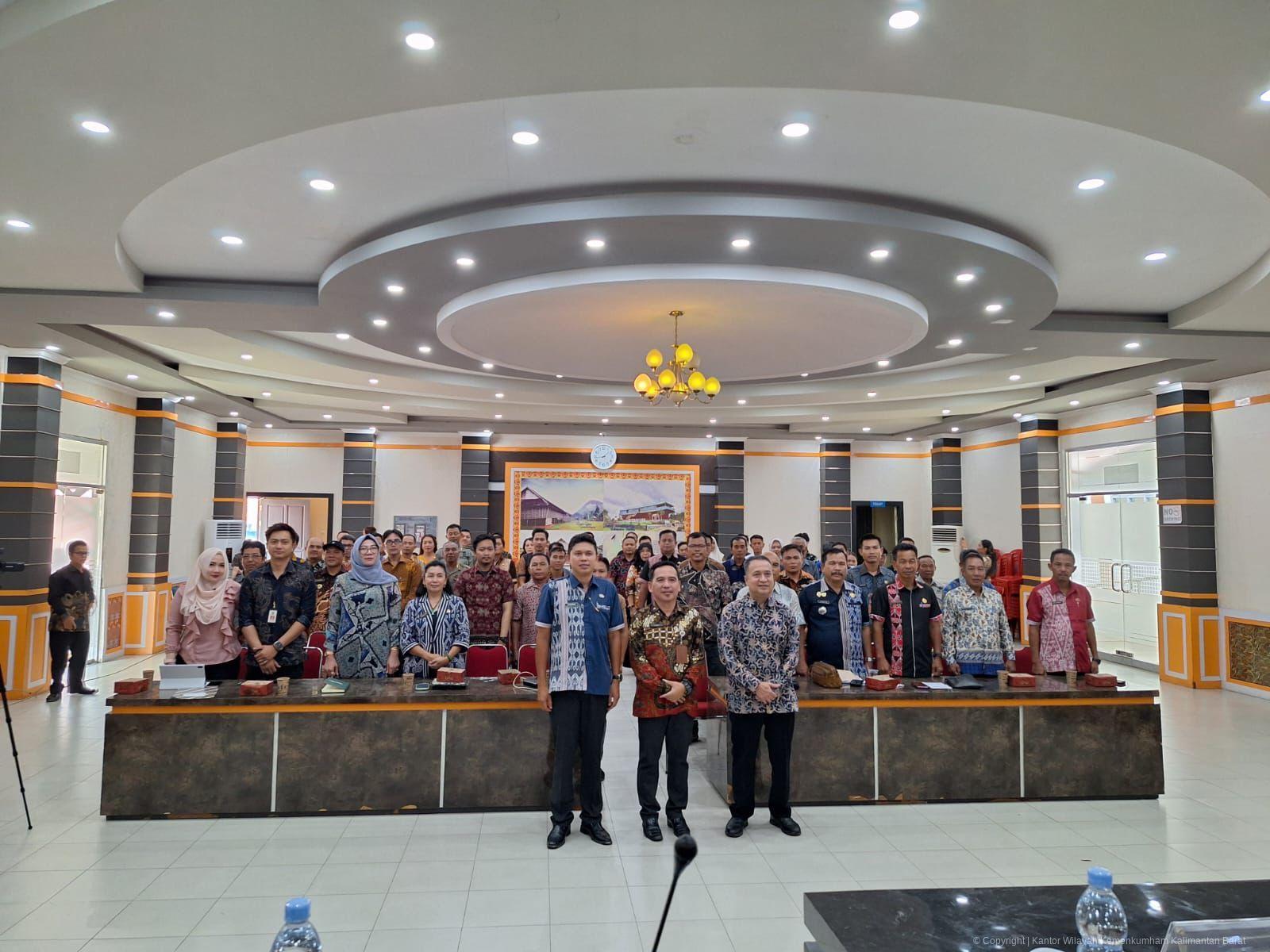 Foto bersama peserta rapat pembahasan percepatan pembentukan Posbankumdes di Gedung Balai Praja Kantor Bupati Sintang, Kamis (2/10).