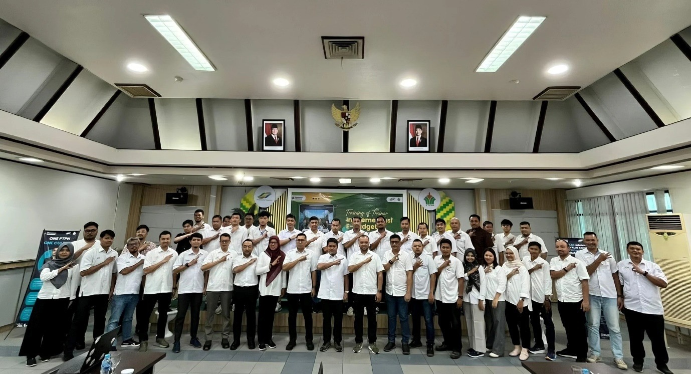 Foto bersama dalam Kegiatan ToT Aplikasi E-Budget bagi 33 karyawan PTPN IV Regional V, di Aula Utama Kantor Region Office Regional V.