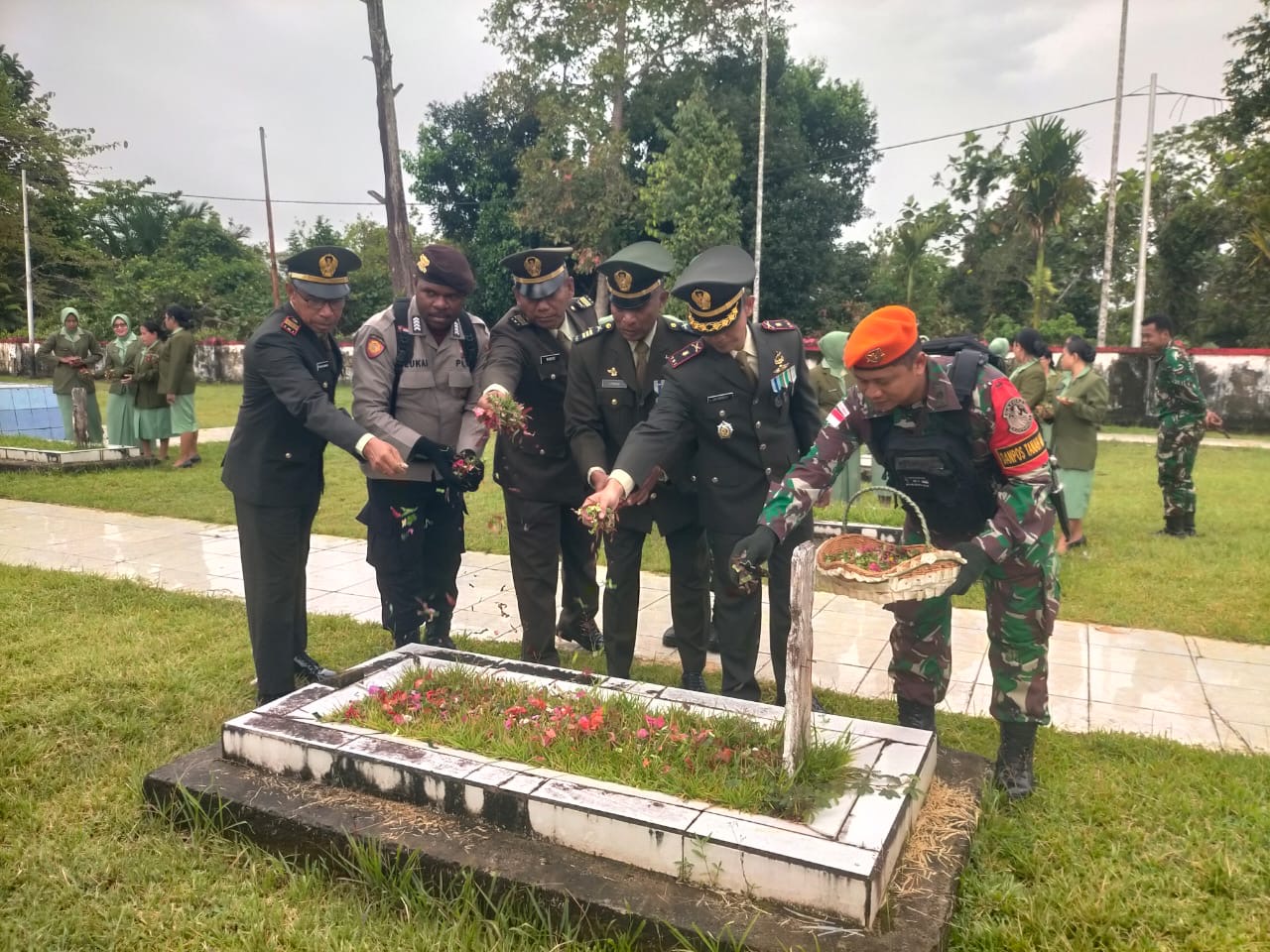 Petugas TNI, Polri, dan Satgas Korpasgat tabur bunga saat Ziarah Nasional HUT ke-80 TNI di TMP Tanah Merah, Papua Selatan.
