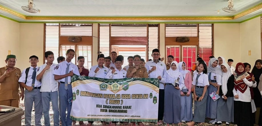FOTO BERSAMA: Siswa dan guru SMKN 1 Singkawang usai kegiatan pembinaan karakter &ldquo;Remaja Qereen Qur&rsquo;ani&rdquo; yang digelar KUA Singkawang Barat
