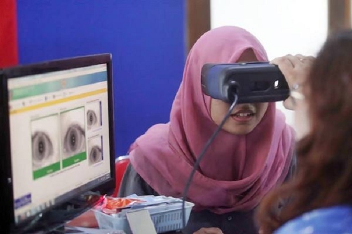 ADMINISTRASI  : Pelayanan administrasi kependudukan terus diberikan.